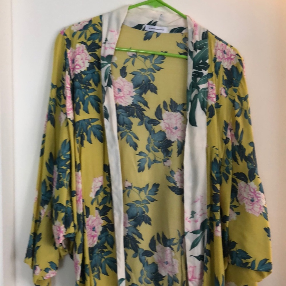 Beautiful sunny floral kimono top